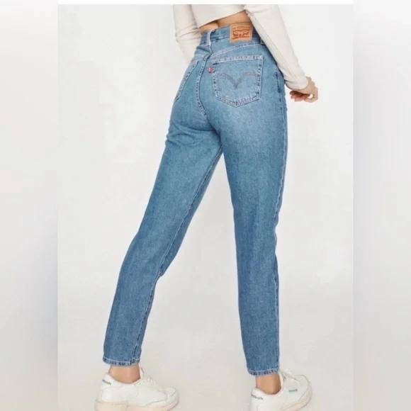 Levi's High Waisted Mom Jeans In A Light Blue Wash Size 30 - Picture 2 of 13
